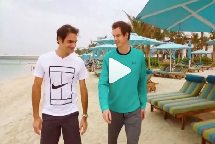 Příprava dvou velkých rivalů na další střetnutí? Federer s Murraym si proti sobě v Dubaji zahráli plážový tenis.